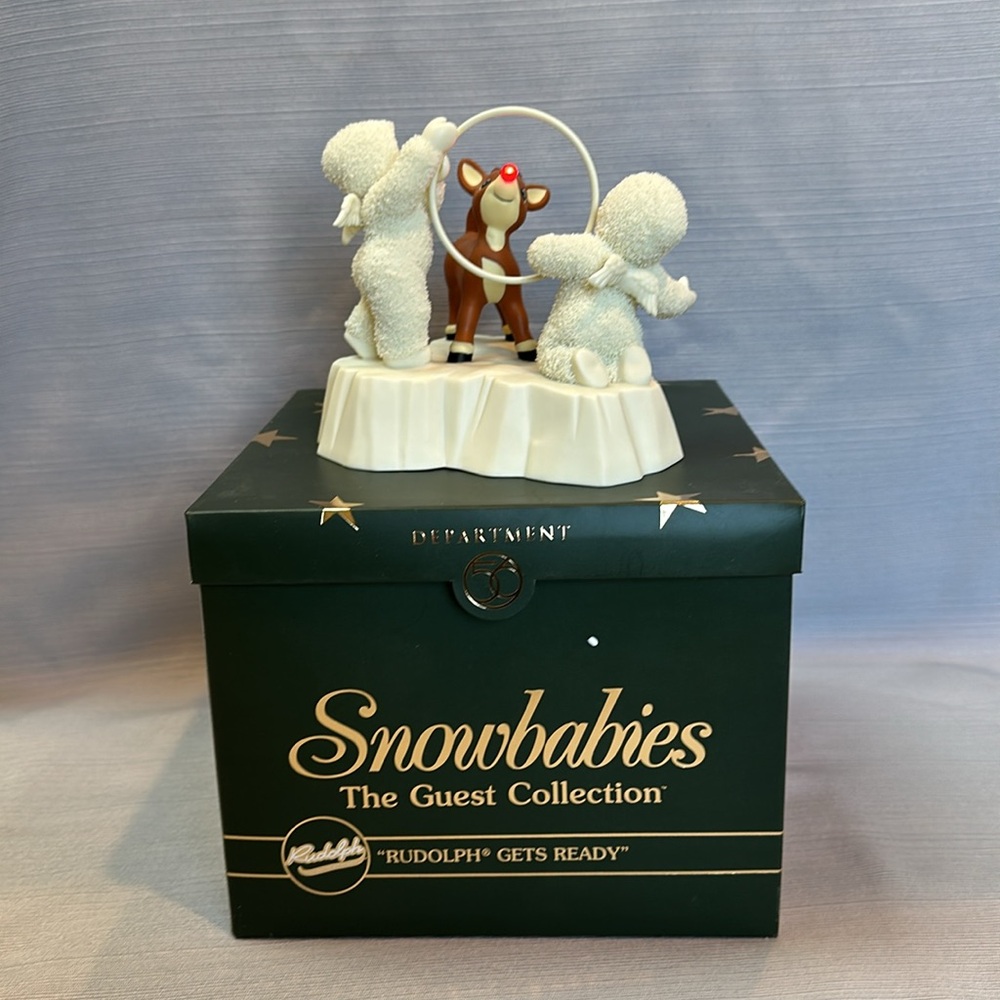 2000 Rudolph Gets Ready Guest‎ Collection Snowbabies Dept 56 Figurine